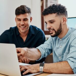 Formation, équipe heureuse et hommes d'affaires sur ordinateur portable pour des conseils, une revue ou un commentaires au démarrage créatif.