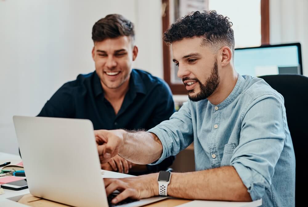 Formation, équipe heureuse et hommes d'affaires sur ordinateur portable pour des conseils, une revue ou un commentaires au démarrage créatif.