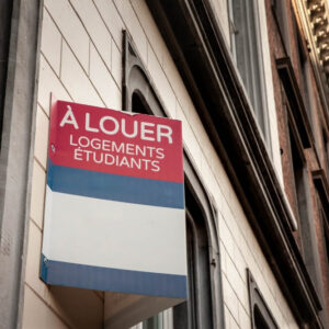 Un flou sélectif sur une enseigne française avec la mention "un plus grand appareil éducatif" qui signifie "logement étudiant à louer" en français dans une opération immobilière dans une ville française.
